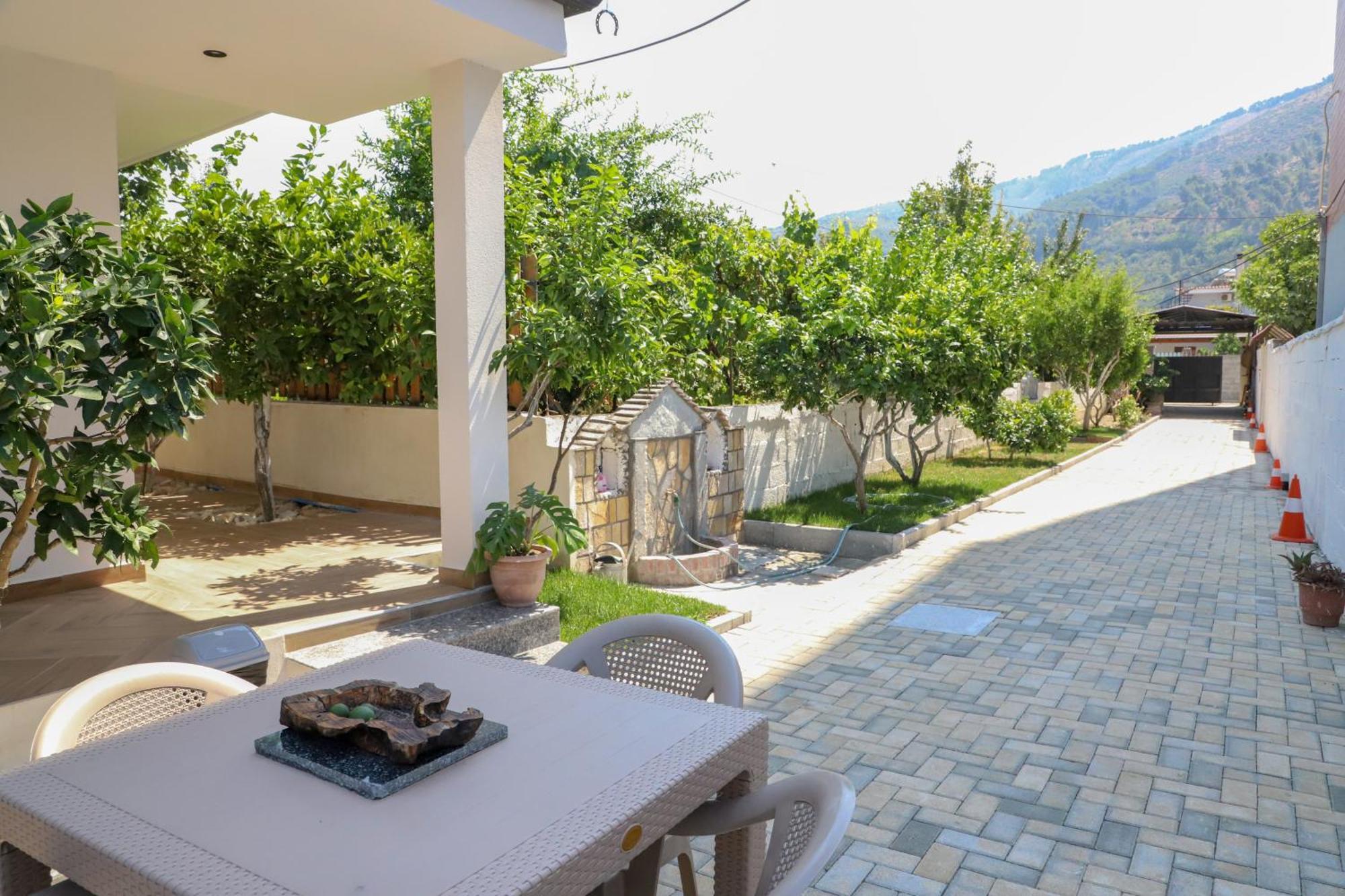 Guest House Esanbja Berat Exterior foto